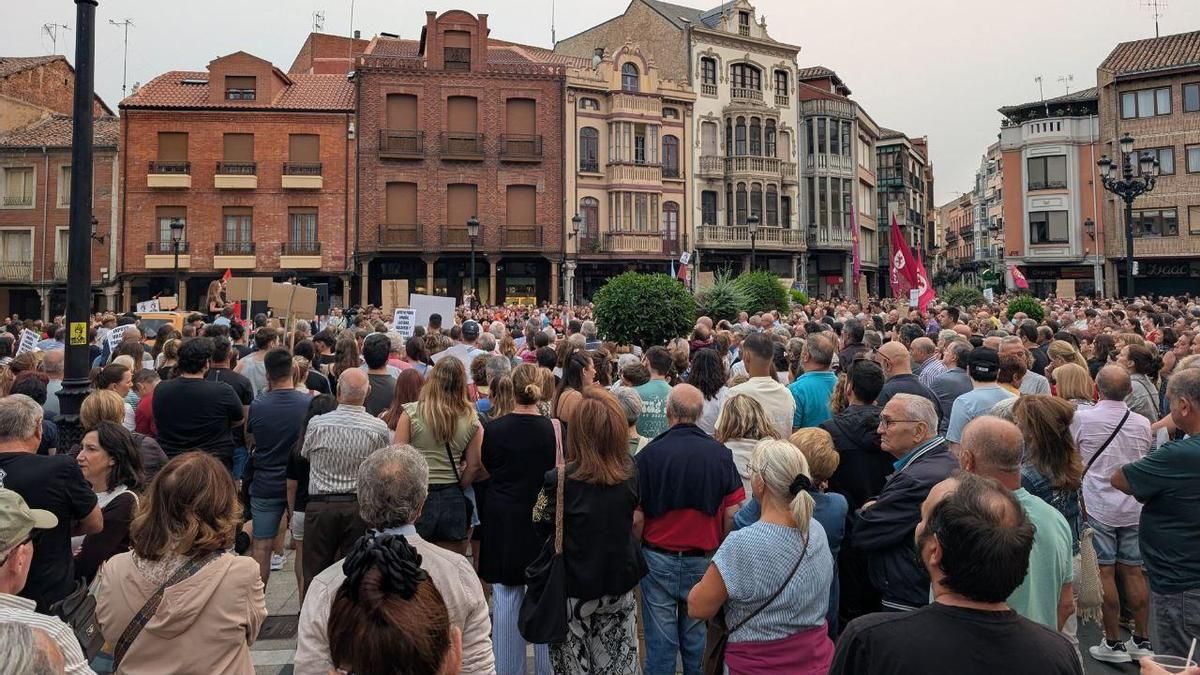 La Plaza Mayor de La Bañeza se ha llenado para expresar la indignación por la gestión de los incendios.