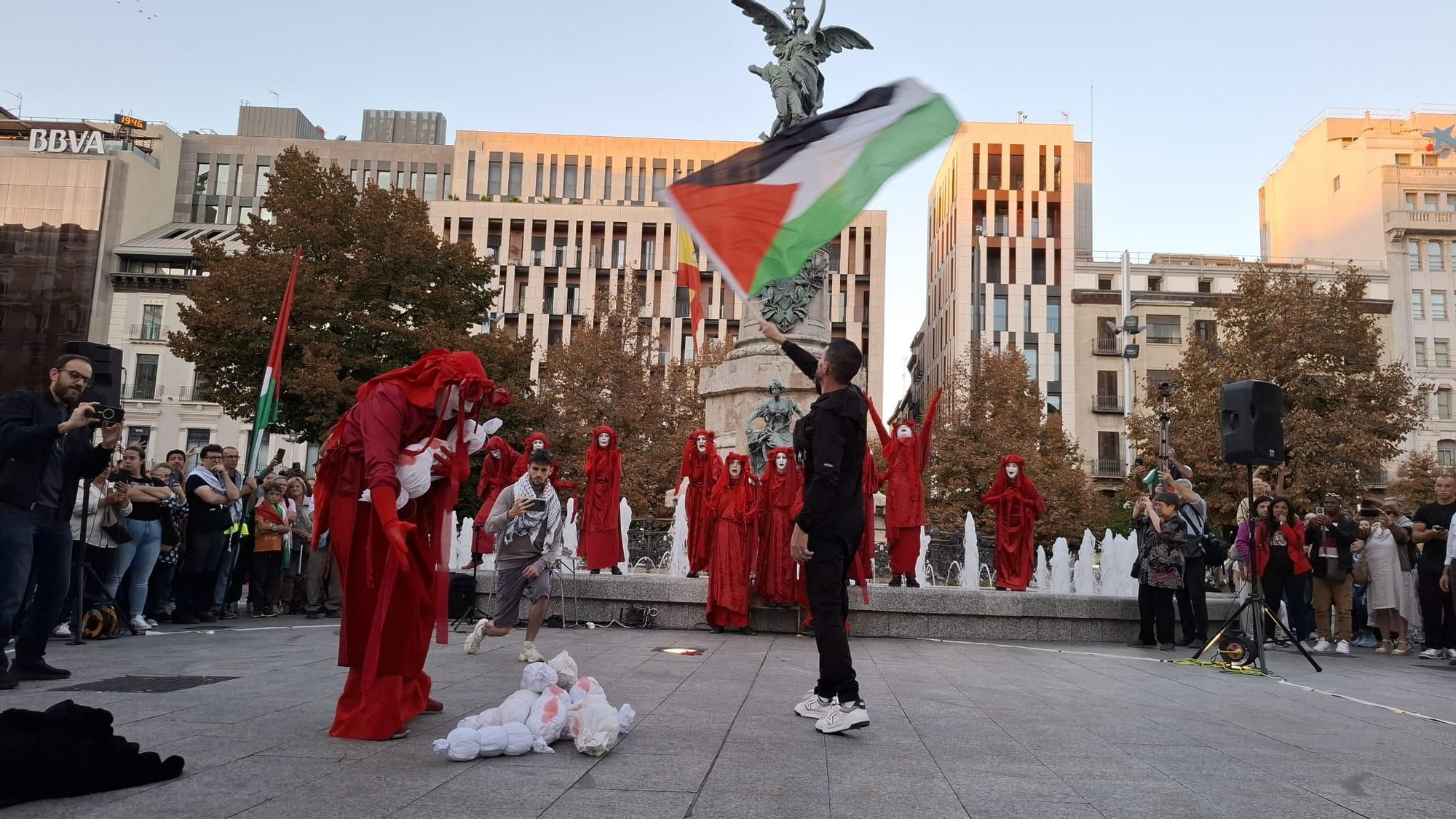 Actuación del grupo Red Rebel Brigade en la plaza de España