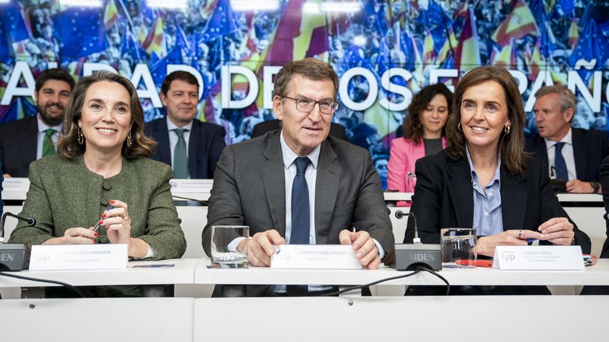 Archivo - (I-D) La secretaria general del Partido Popular, Cuca Gamarra; el líder del PP, Alberto Núñez Feijóo, y la vicesecretaria de Organización Territorial del PP, Carmen Fúnez, durante la Junta Directiva Nacional del Partido Popular, en la sede de Gé