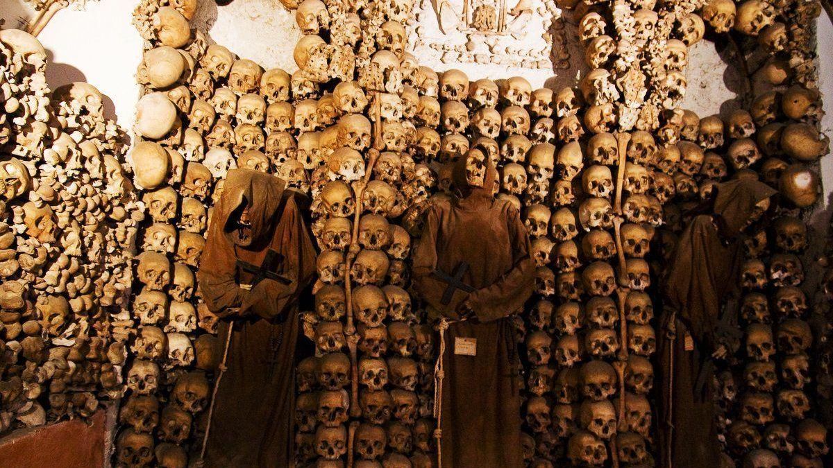La escabrosa cripta de Roma que decora las paredes, techos y suelo con las calaveras de sus monjes