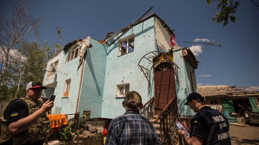 Investigadores de la División de Crímenes de Guerra de Járkov realizan pesquisas hoy en el pueblo de Vilkhivka, Óblast de Járkov (Ucrania). EFE/Esteban Biba