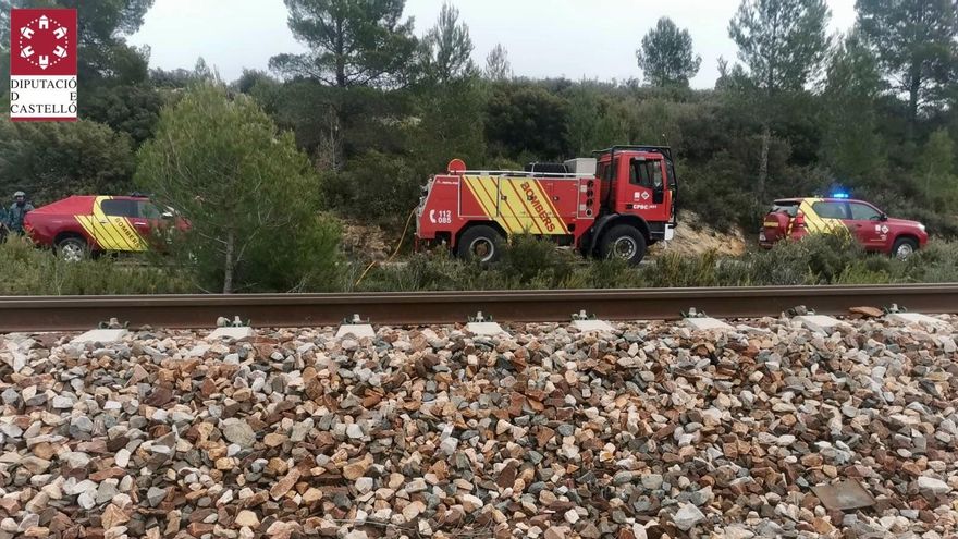 El Gobierno admite hasta 23 focos en tres incendios provocados por chispas junto a la vía del tren Sagunt-Teruel