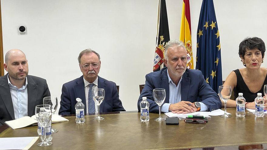 Los ministros Ángel Víctor Torres y Elma Saiz junto al presidente de Ceuta, Juan Jesús Vivas y el delegado del Gobierno Miguel Ángel Pérez durante la reunión.