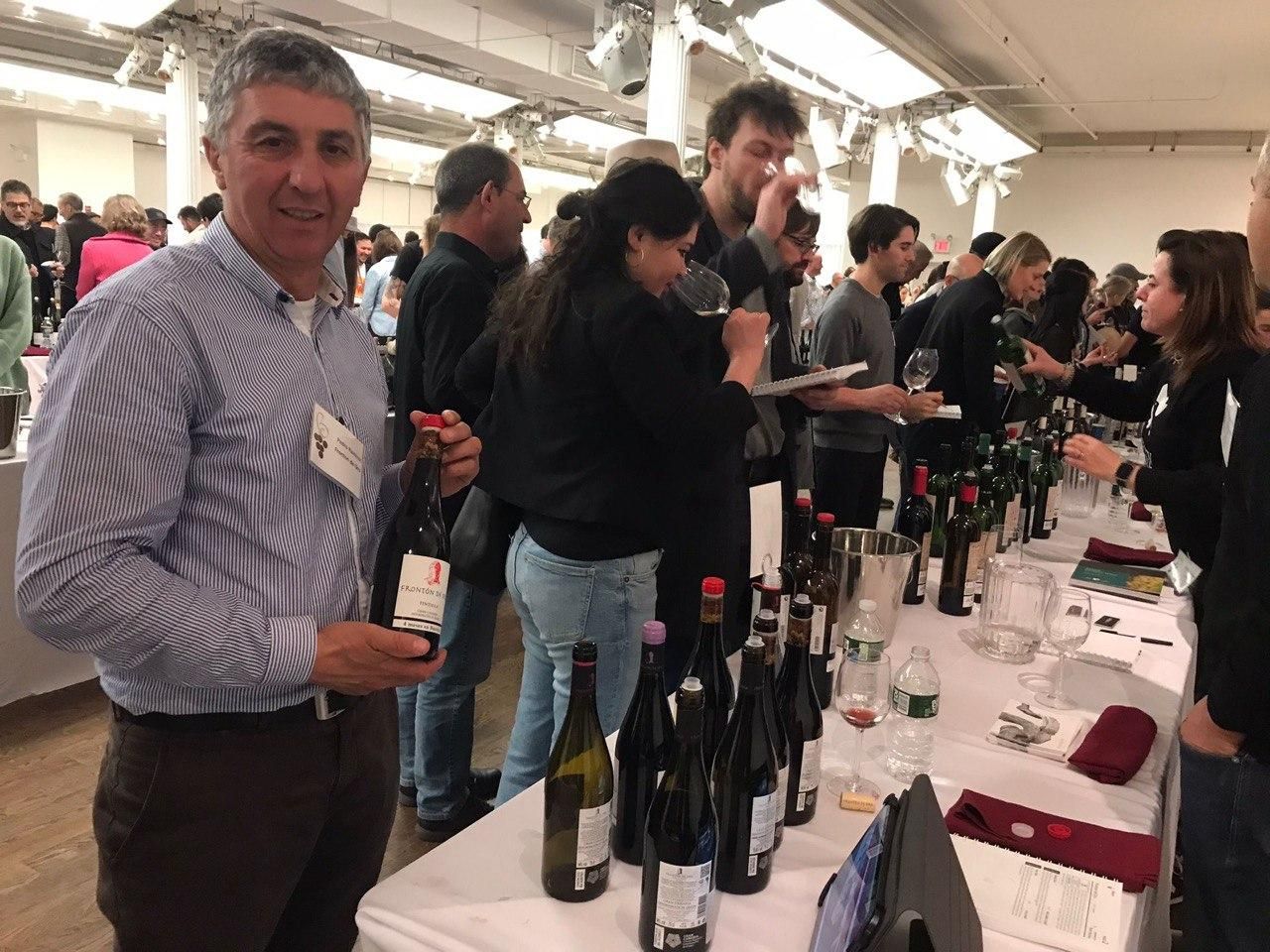 Pedro Ramírez en el Metropolitan Pavilion de Nueva York presentando el vino de su bodega, Frontón del Oro, de San Mateo 