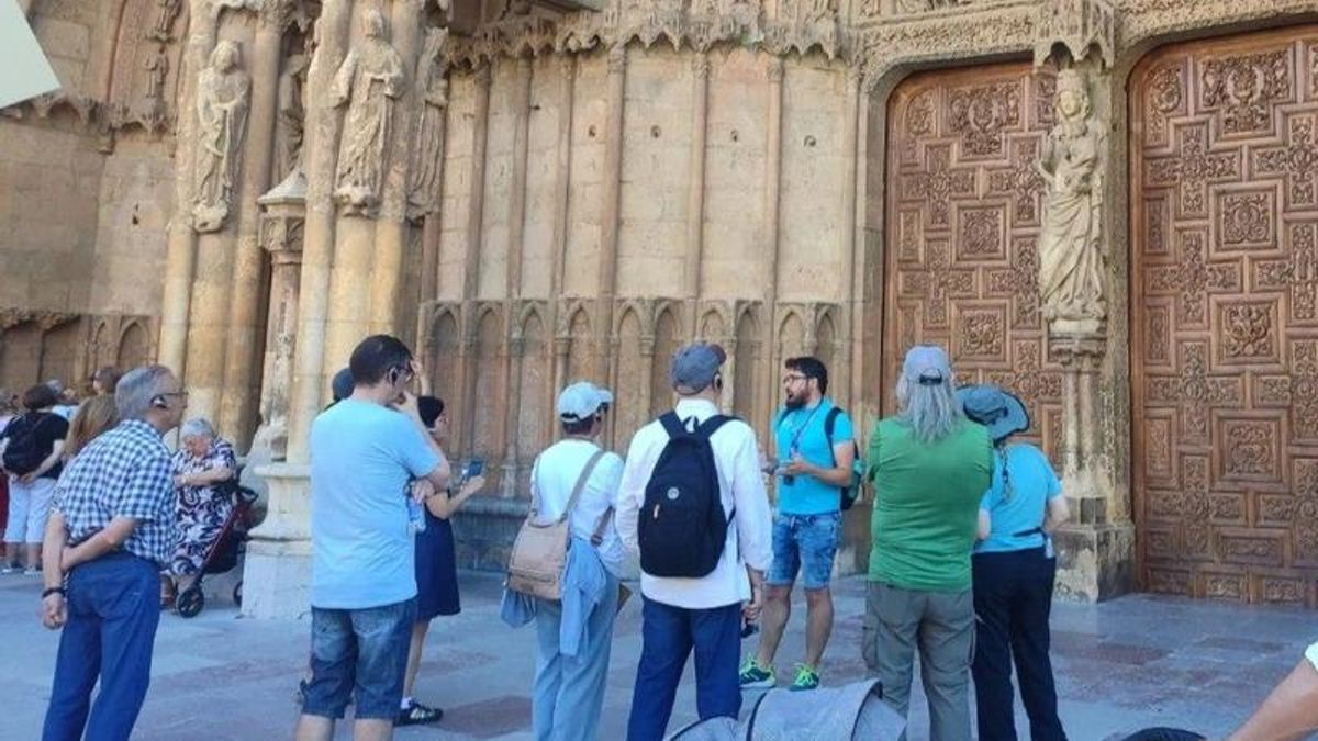 Condenan a pagar más de 500 euros a dos turistas por llevarse los pinganillos usados durante un 'free tour' por León