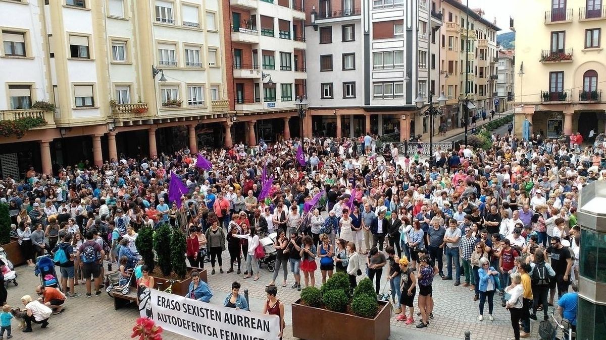 Varios cientos de personas se concentran en Zarautz para denunciar la última agresión sexual registrada en la localidad