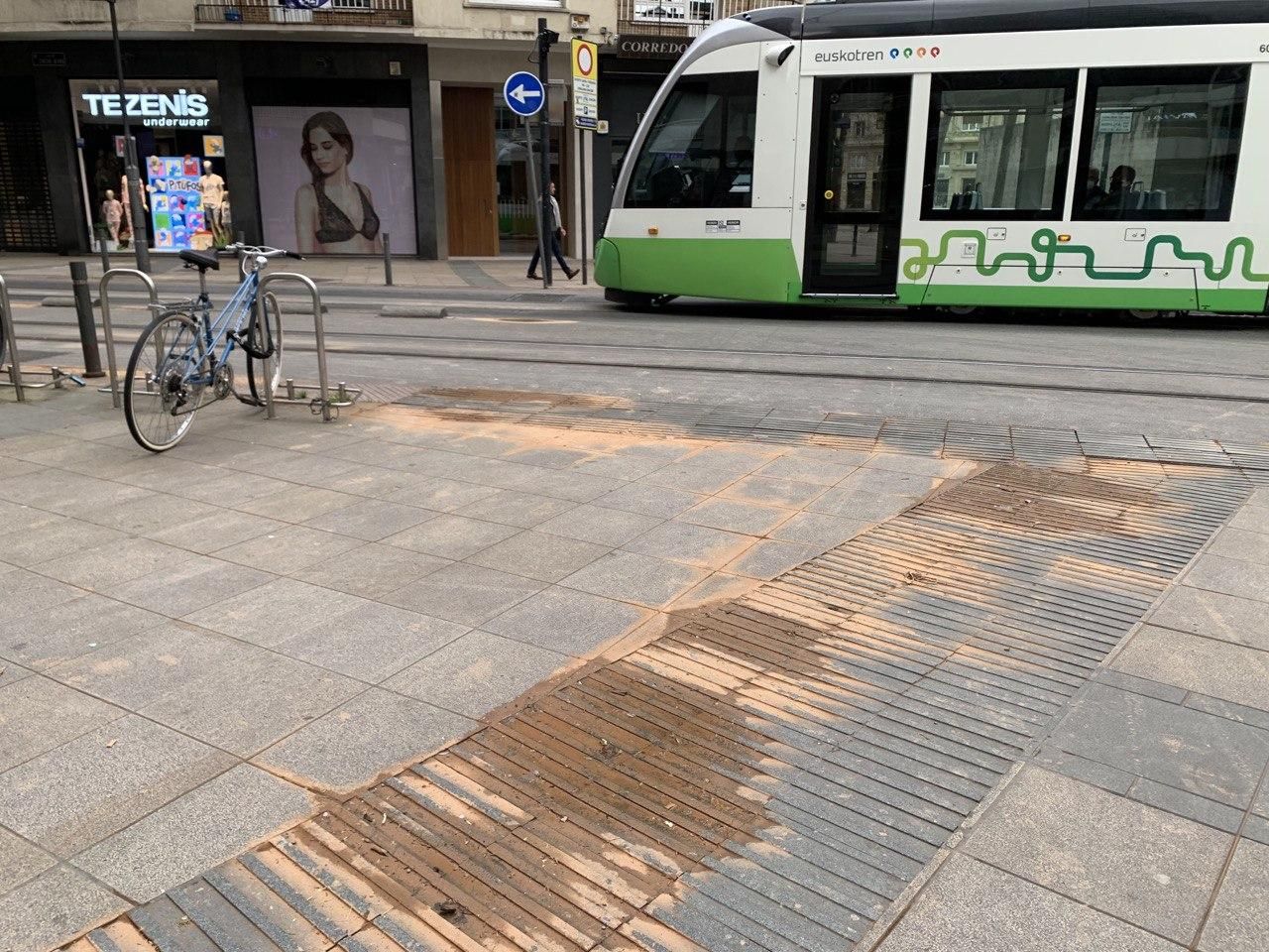El tranvía de Vitoria, junto a algunos restos de la calima