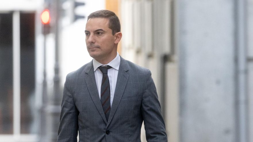 El ex secretario general del PSOE de Madrid, Juan Lobato, a su llegada a testificar en el Tribunal Supremo sobre la causa contra el fiscal general del Estado, Álvaro García Ortiz, para que aclare el papel de Moncloa al enviarle información de la pareja de