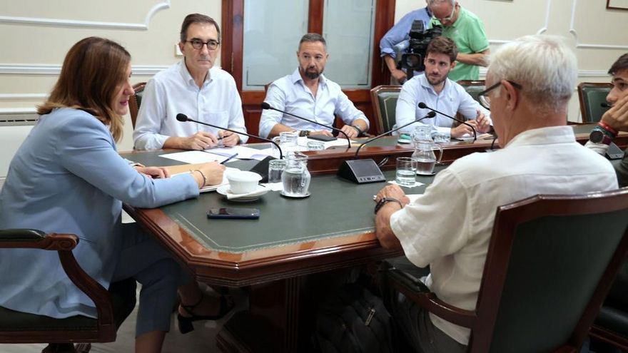 El PP pasa de la AVL horas después de la reunión con Mazón y acuerda con Vox una denominación bilingüe de Valencia fuera de la normativa: Valéncia