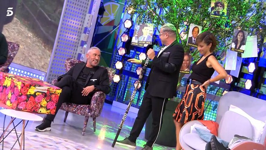 Kiko Hernández reapareció en 'Sálvame' por sorpresa (y con nuevo look) tras convertirse en noticia: "¿Quién eres?"