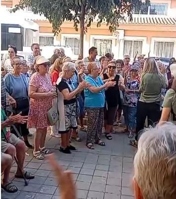 Los usuarios de La Cala, concentrados a las puertas del local tras ser desalojados