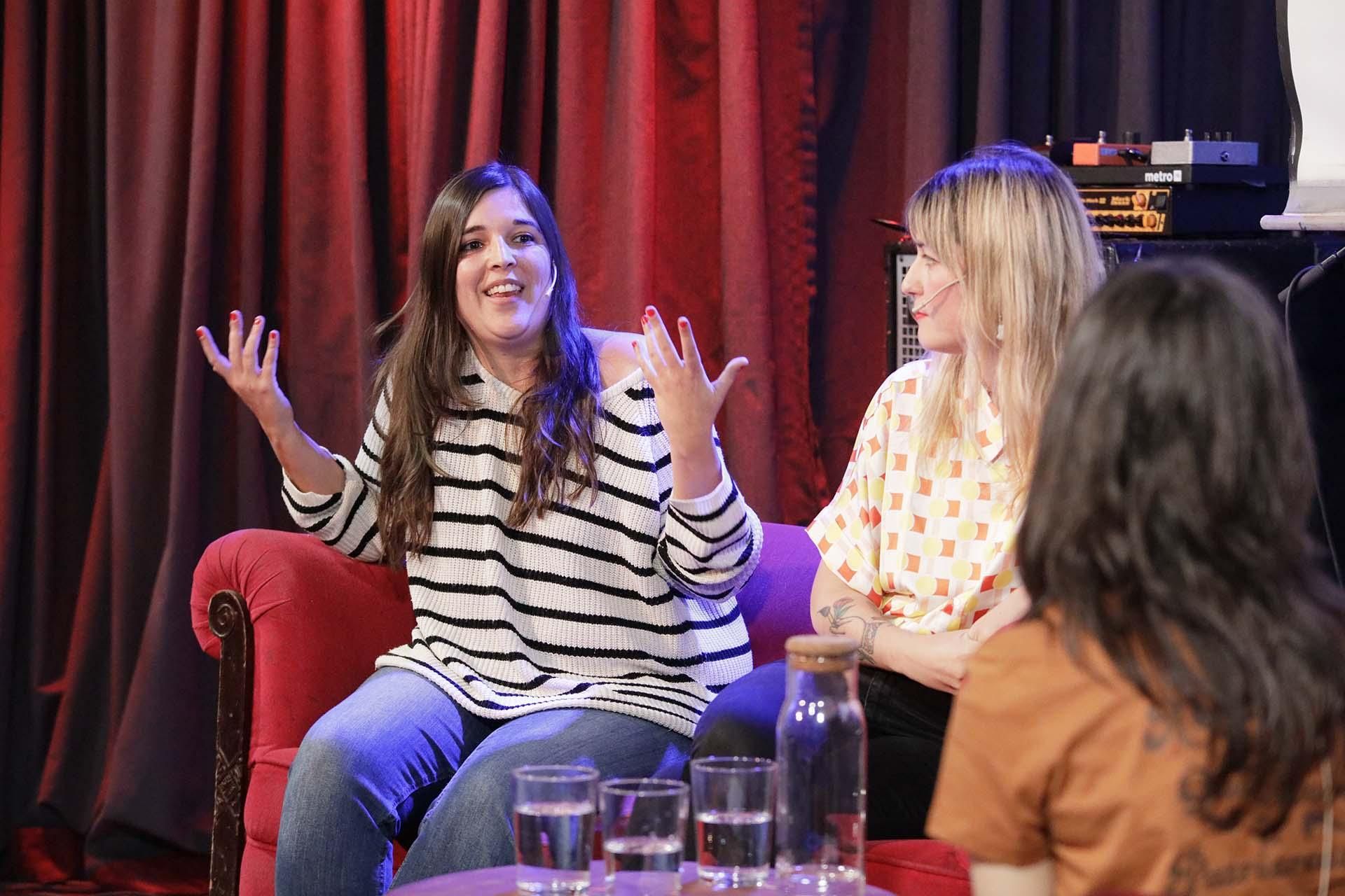 Marta García Peris y María Hesse junto a Ana Requena Aguilar durante el debate 'Feminismo y placer'