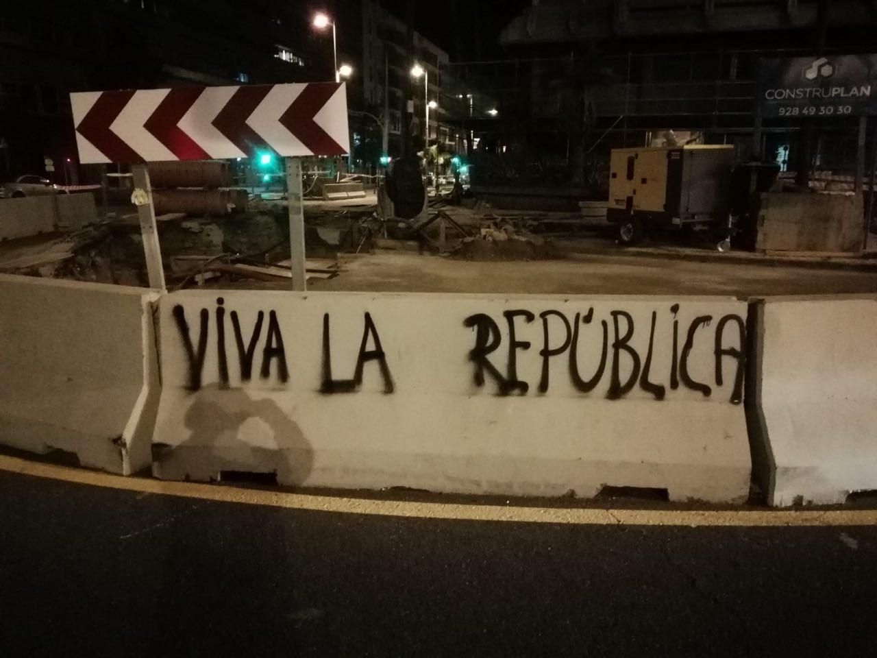 Las Palmas de Gran Canaria amanece cubierta de pintadas por la República