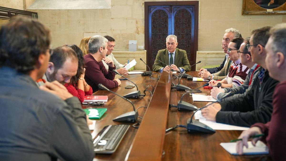 El Gobierno local defiende su "mano tendida" a los sindicatos tras aprobar el plan que externaliza la limpieza en los colegios