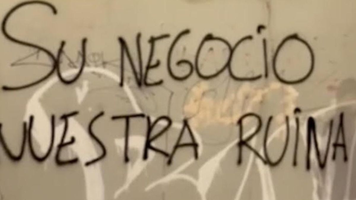 Las fachadas y portales de pisos turísticos, vandalizadas en Asturias en protesta contra la turistificación de los barrios