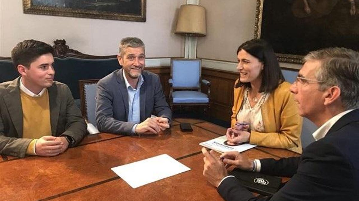 Archivo - Imagen de la reunión del ahora concejal Javier Ceruti con la alcaldesa, Gema Igual, en junio