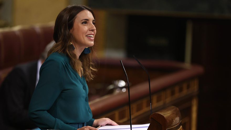 La ministra de Igualdad, Irene Montero, interviene durante una sesión plenaria.