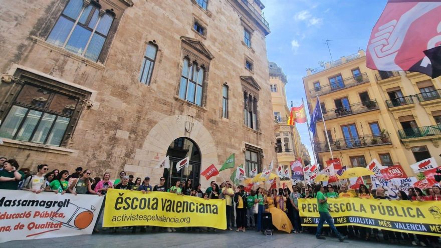 Los docentes valencianos dan la bienvenida al president Pérez Llorca y a la consellera Ortí con una huelga general