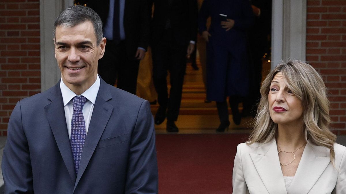 Pedro Sánchez y Yolanda Díaz en la foto de familia tras los cambios en el Gobierno.
