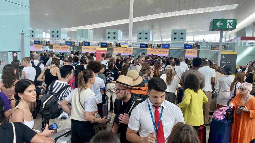 Billetes a mano, pantallas estropeadas y caos en El Prat por el fallo informático: “Esto va a tardar en solucionarse”