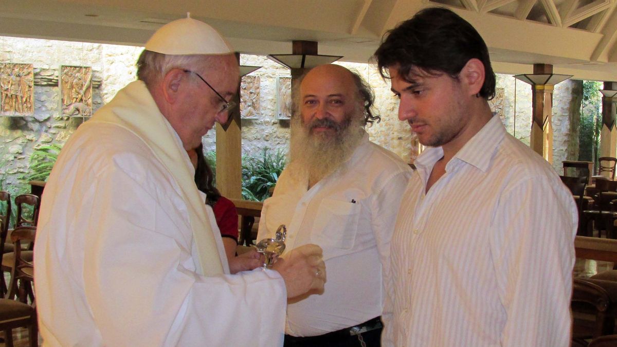 El Papa Francisco en su residencia de Santa Marta junto a Grabois. Detrás, el dirigente social Emilio Pérsico.