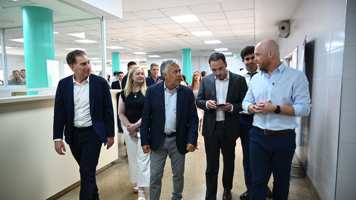 Diego Santilli recorre el hospital junto a Alfredo Cornejo.