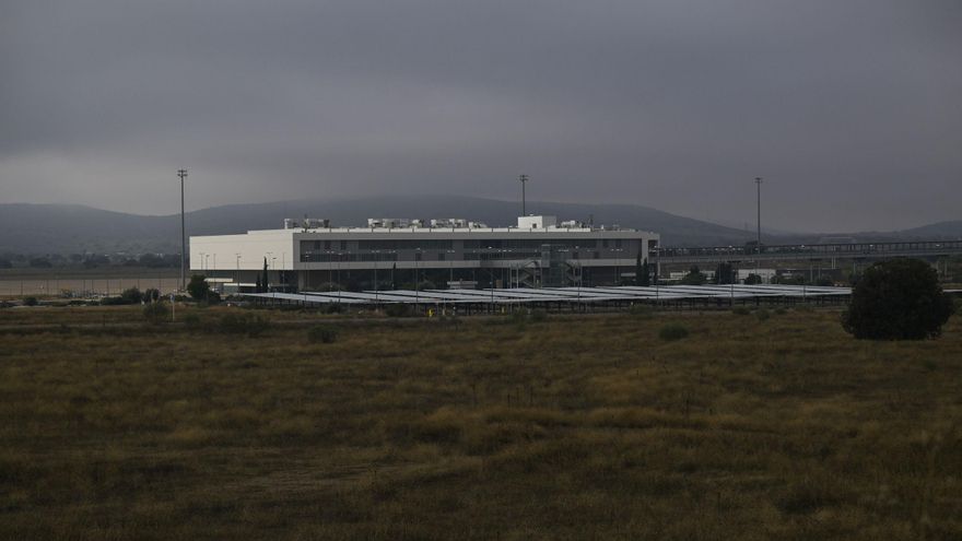 Más de 500 vehículos acampados en la explanada colindante al aeropuerto de Ciudad Real en una macrofiesta