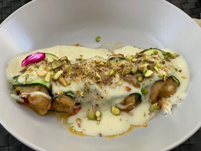 Falsos canelones de calabacín, langostinos, atún y pimientos