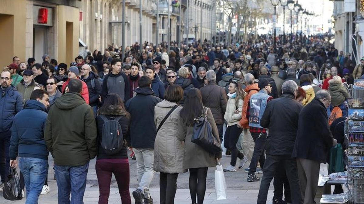 Gente comprando en Navidad en Barcelona.