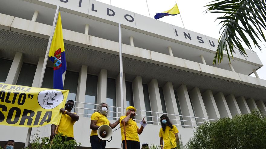 El sacerdote y párroco de Lomo Magullo Fernando Báez, conocido como 'padre Báez', presente durante la manifestación contra la central hidroeólica Salto de Chira frente al Cabildo de Gran Canaria.