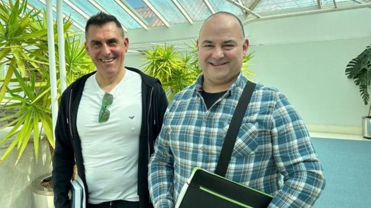 Representantes del Sindicato Independiente de Empleados Públicos y Privados de Cantabria (SIEP), Óscar Gómez (a la derecha) y de la Asociación de Policía Local y Bomberos de Cantabria.