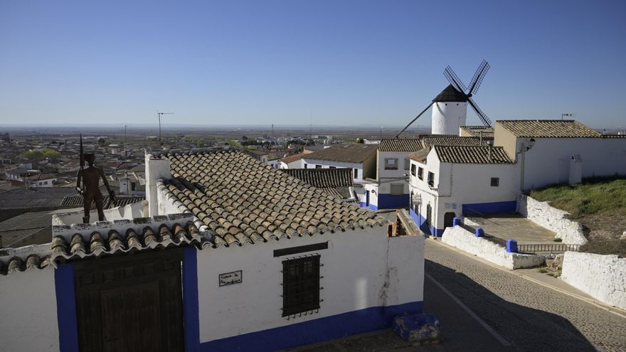 El pueblo de Castilla-La Mancha de los molinos de viento que vio nacer a la primera actriz española en Hollywood