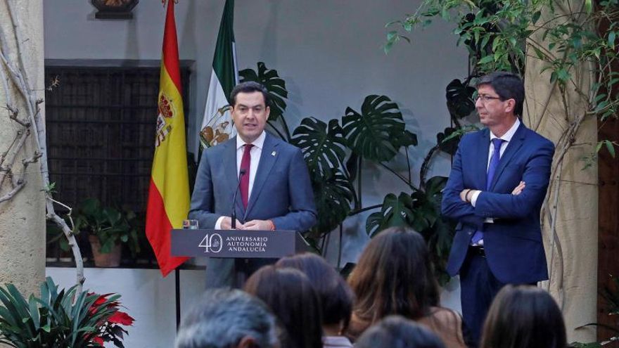 El presidente de la Junta de Andalucía, Juanma Moreno (i), junto al vicepresidente, Juan Marín, tras la reunión que el Consejo de Gobierno ha celebrado hoy de forma excepcional en Córdoba.