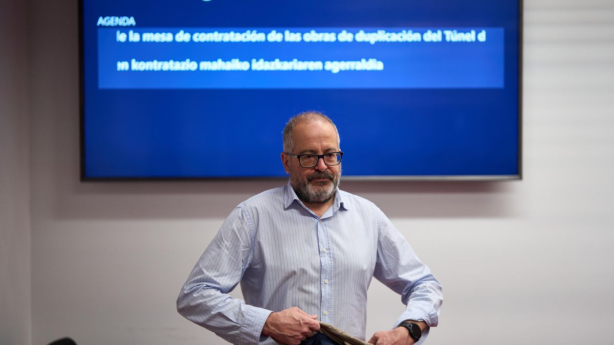 El secretario de la mesa de contratación de las obras de Belate, Lorenzo Serena, en la comisión de investigación en el Parlamento de Navarra.