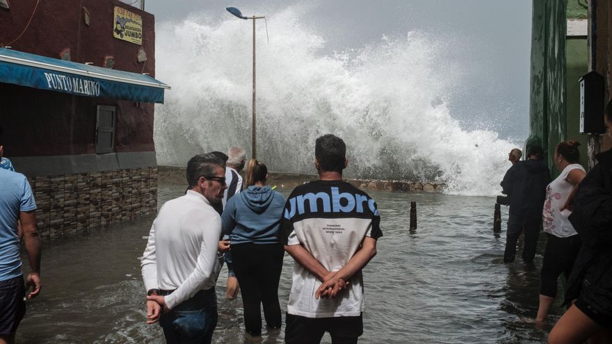 San Cristóbal lucha por reponerse del oleaje mientras reclama una escollera y medidas ante futuras inundaciones