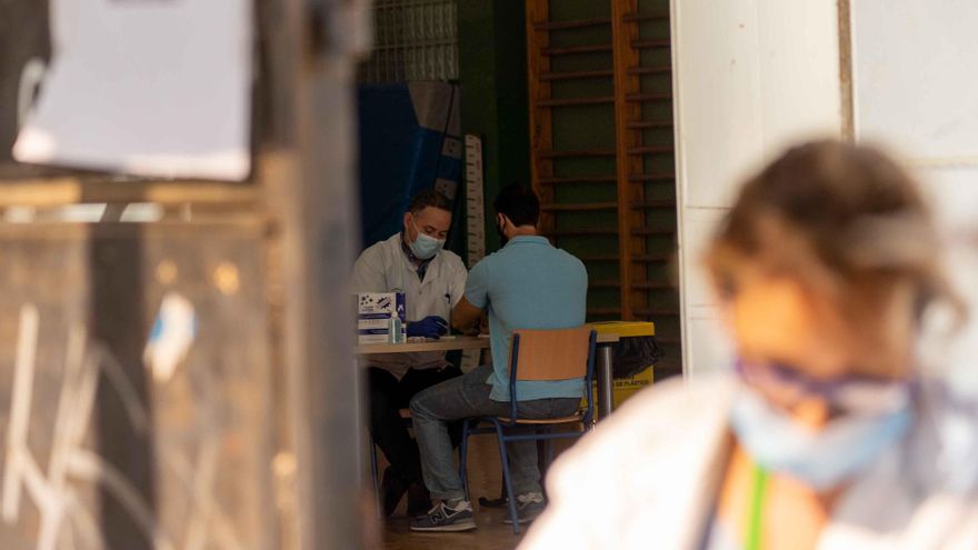 Pruebas de PCR a los maestros en el instituto Murillo de Sevilla, unos días antes de que comience el curso  escolar en la comunidad andaluza. Sevilla a 4 de septiembre del 2020