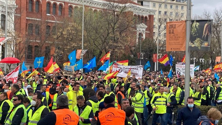 La manifestación de los camioneros a su paso por la Castellana.