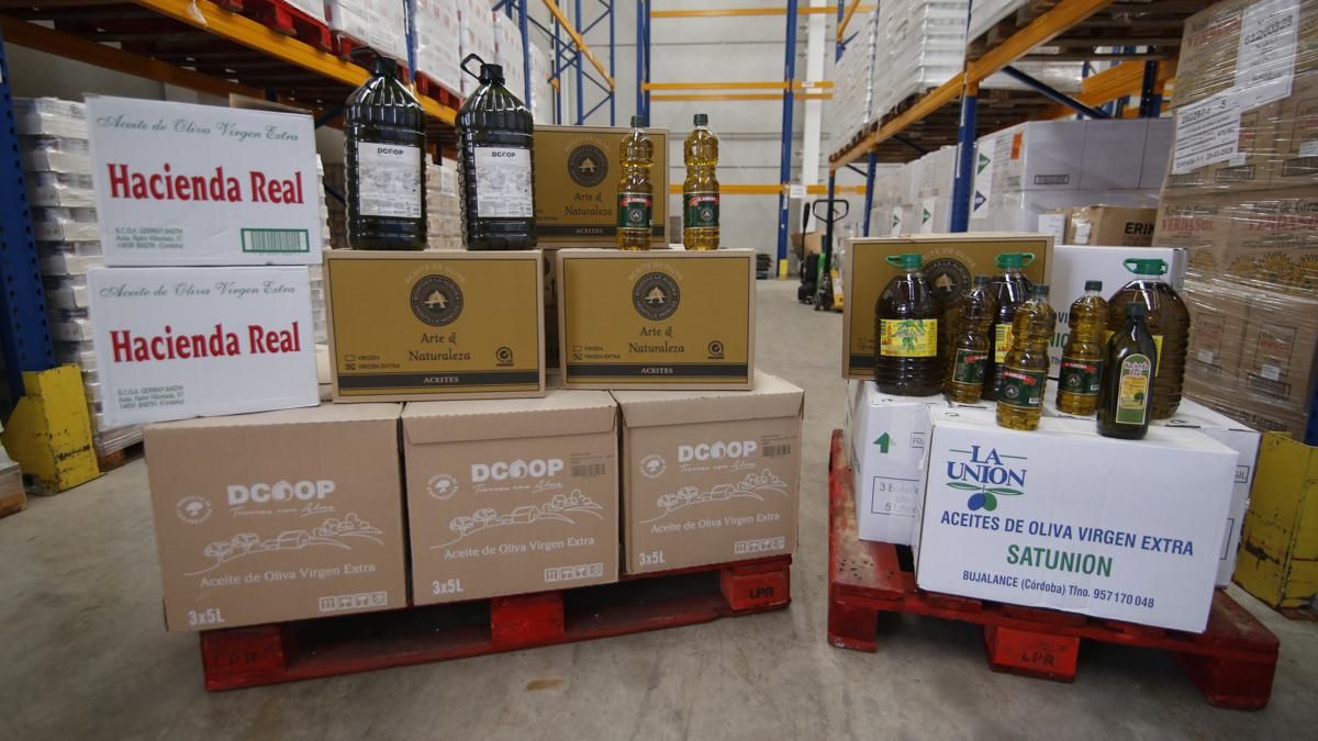 Donación de más de 500 litros de aceite al Banco de Alimentos por parte de la Guardia Civil