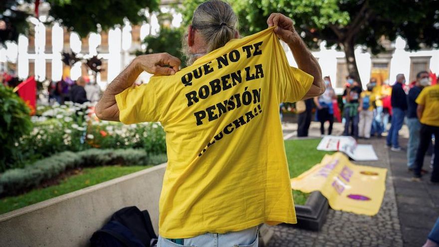Los sindicatos canarios se manifestaron de manera unitaria recorriendo algunas calles de Santa Cruz de Tenerife con motivo del 1 de mayo, Día del Trabajo. EFE/Ramón de la Rocha