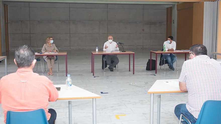 Instituciones, sindicatos y empresarios del sur de Gran Canaria reclaman al Estado "diligencia" ante la crisis turística y la realidad migratoria