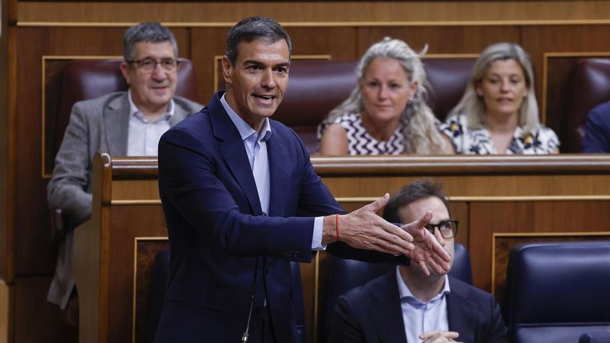 El presidente del Gobierno, Pedro Sánchez, durante su intervención en el pleno del Congreso, donde responde a preguntas del PP, PNV y Podemos. EFE/ Javier Lizon