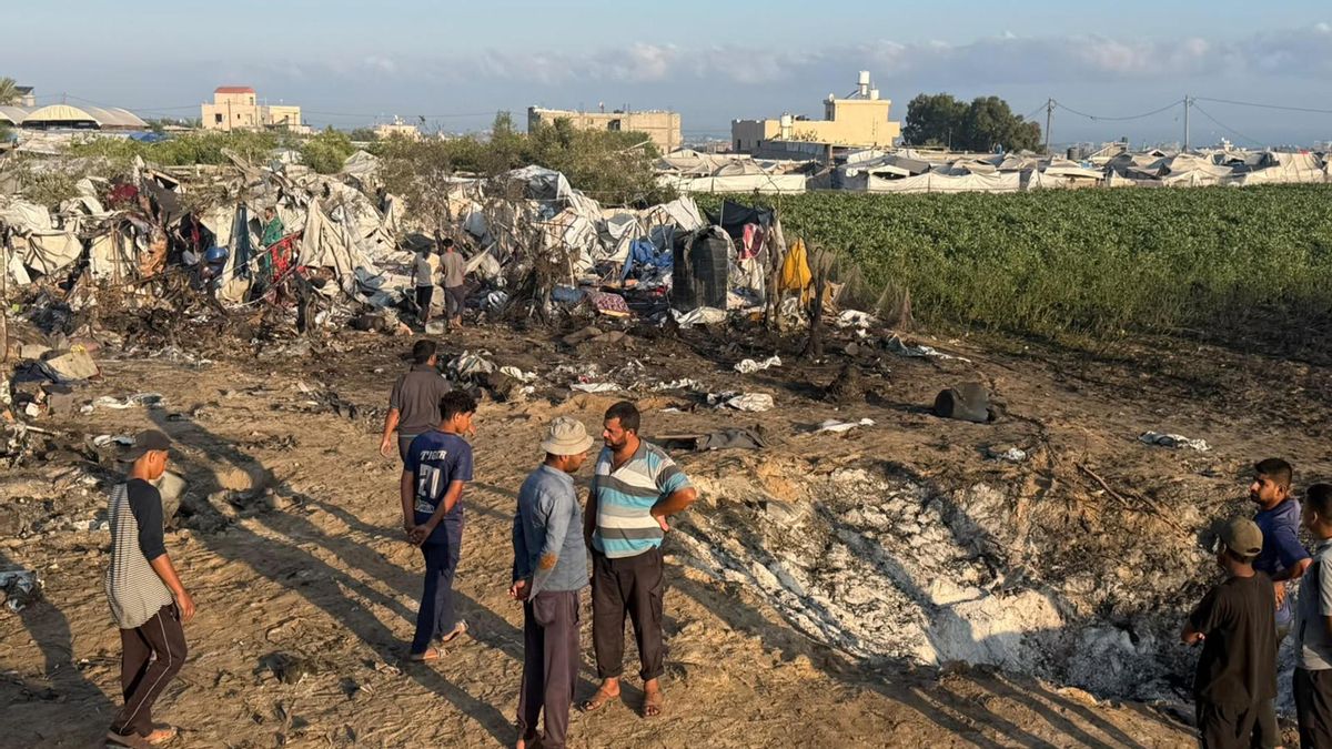 Varios hombres permanecen sobre los restos del campamento donde residen desplazados tras un bombardeo en la noche del lunes en Jan Yunis (sur de Gaza) en el que murieron una bebé de un año y a su madre y destruyó al menos un centenar de tiendas de campaña, indicó este martes el servicio de emergencias gazatí de Defensa Civil. 