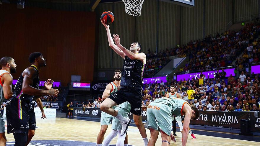 El Lenovo Tenerife tumba al líder y mantiene la cuarta plaza