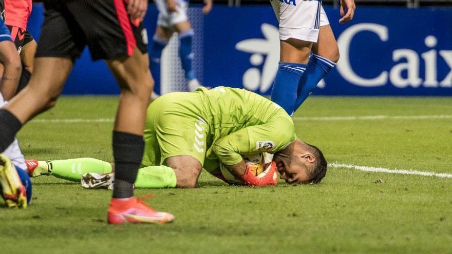 El Tenerife sigue en construcción mientras aguanta invicto