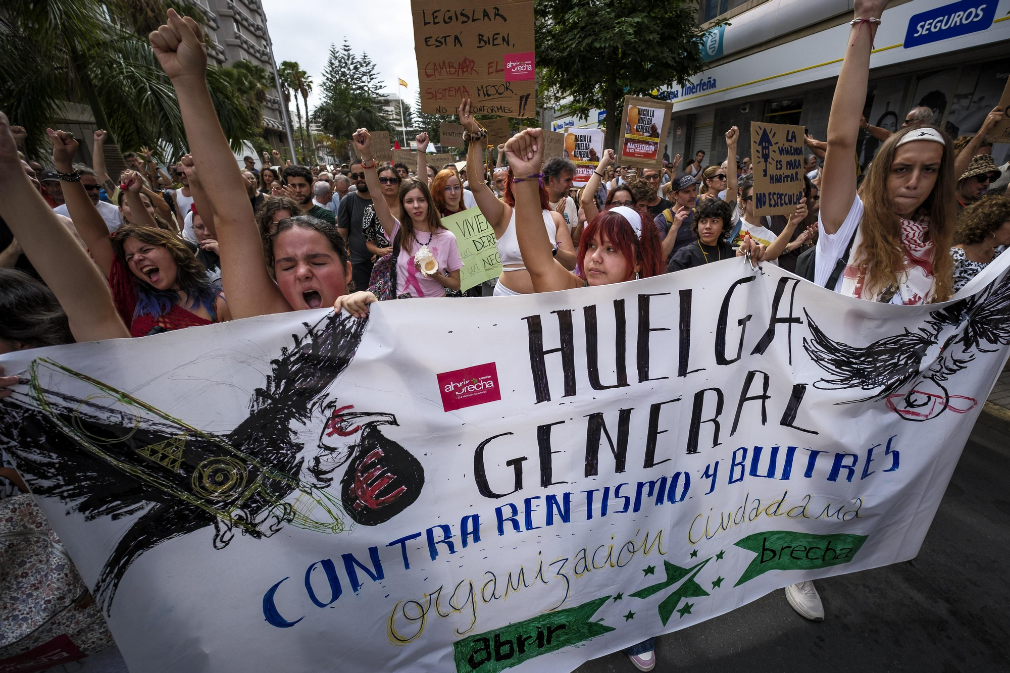 Miles de canarios han salido a la calle este sábado en Santa Cruz de Tenerife, para alzar la voz contra la especulación