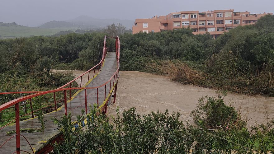 El río Pícaro desborda sus márgenes a su paso por Las Herrizas (Cádiz) y deja cortado el puente existente en la zona.