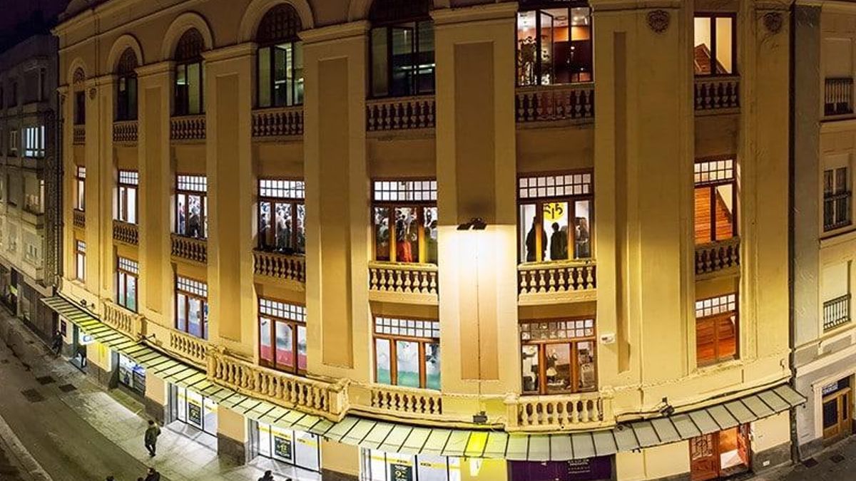 Vista nocturna del estado actual del Teatro Príncipe de Vitoria