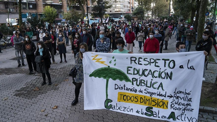 La concentración de los profesores de Cantabria contra la cancelación de las vacaciones escolares