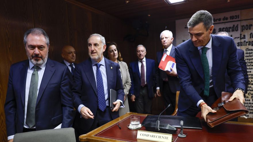 Pedro Sánchez, acompañado por varios senadores socialistas como Juan Espadas o Alfonso Gil, tras concluir su comparecencia ante la comisión de investigación del caso Koldo, este jueves en el Senado.