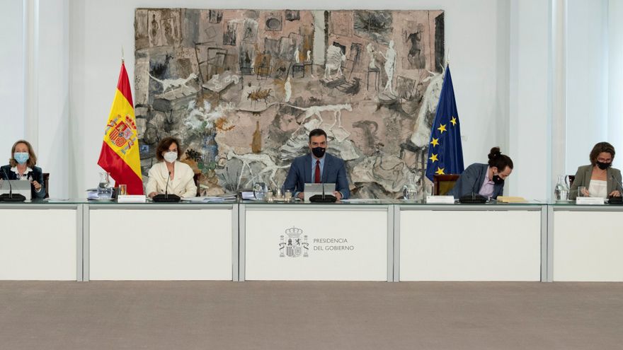 El jefe del Ejecutivo, Pedro Sánchez (c), acompañado de las vicepresidentas Nadia Calviño (i), Carmen Calvo (2i), Teresa Ribera (d), y Pablo Iglesias (2d), durante la reunión del Consejo de Ministros. EFE/Borja Puig de la Bellacasa